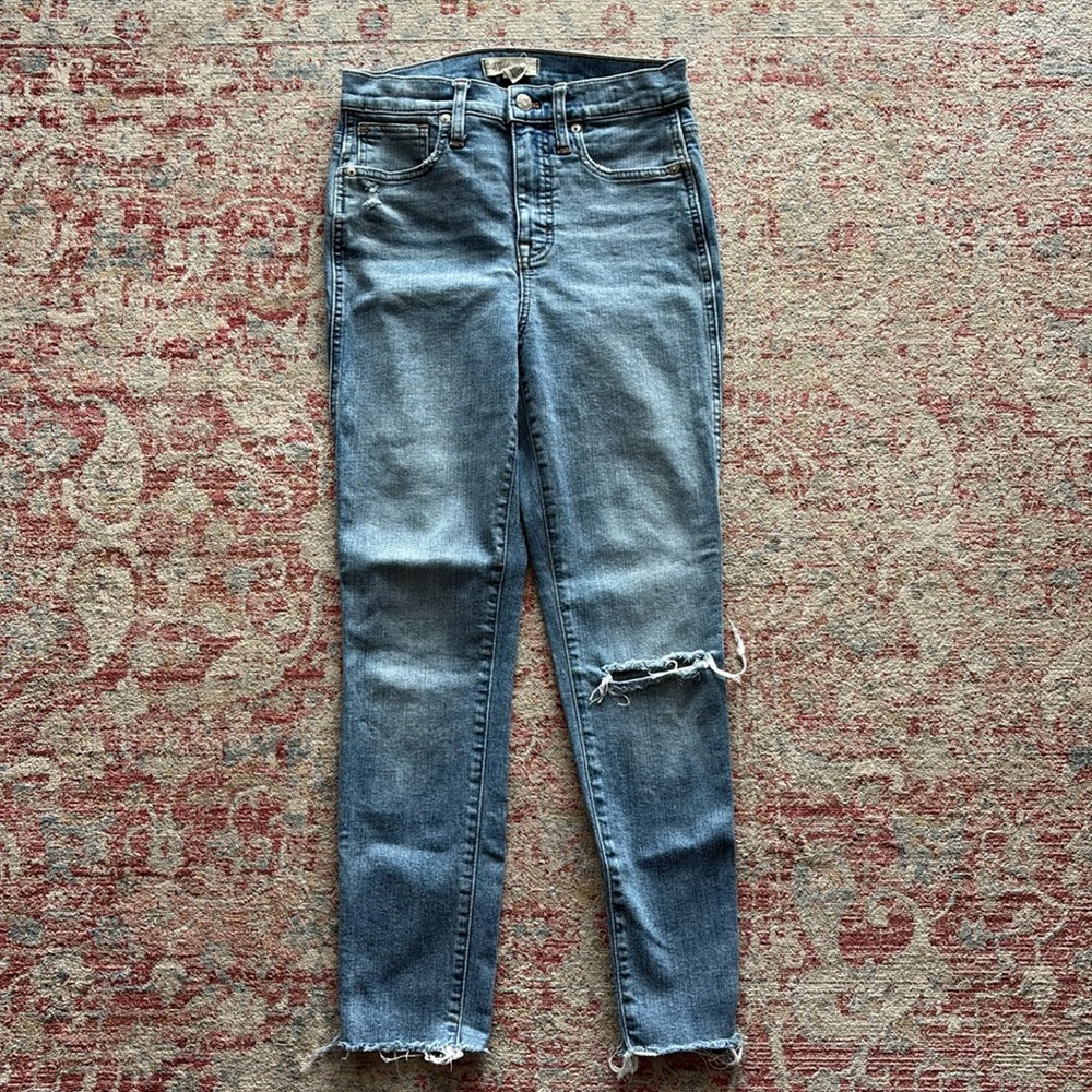 Madewell 10 inch high-rise skinny crop. Size 26. Split hem.